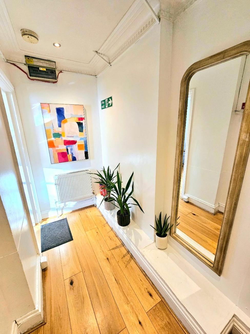 Spacious & Cosy 2 Bedroom 2 Sofa-beds With Private Entrance And Back Patio, 3 Min Walk To Earl's Court Station London