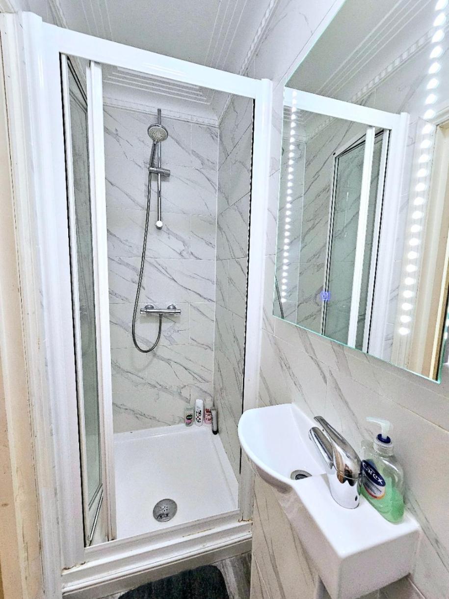 Spacious & Cosy 2 Bedroom 2 Sofa-beds With Private Entrance And Back Patio, 3 Min Walk To Earl's Court Station