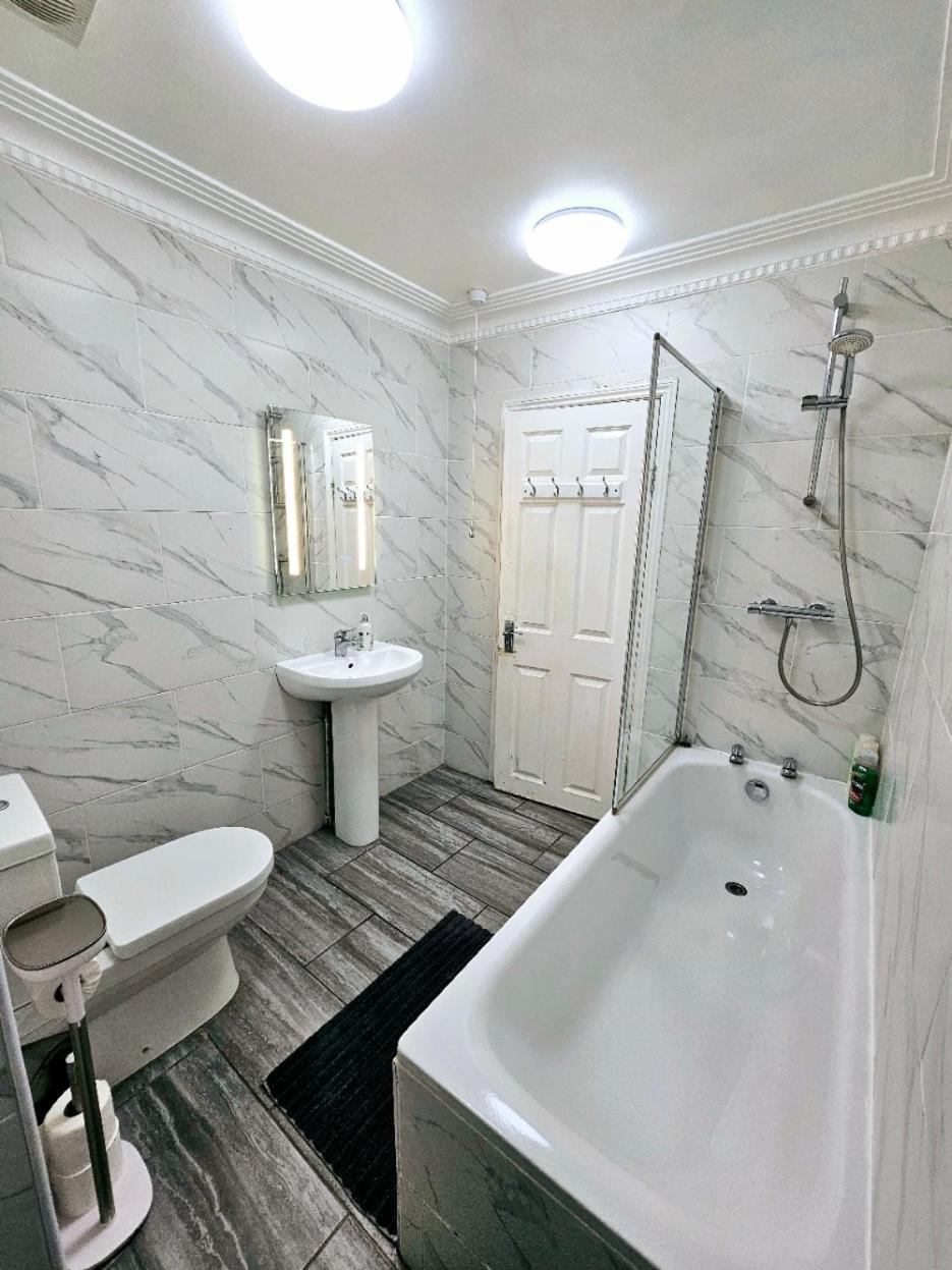 Spacious & Cosy 2 Bedroom 2 Sofa-beds With Private Entrance And Back Patio, 3 Min Walk To Earl's Court Station Apartment