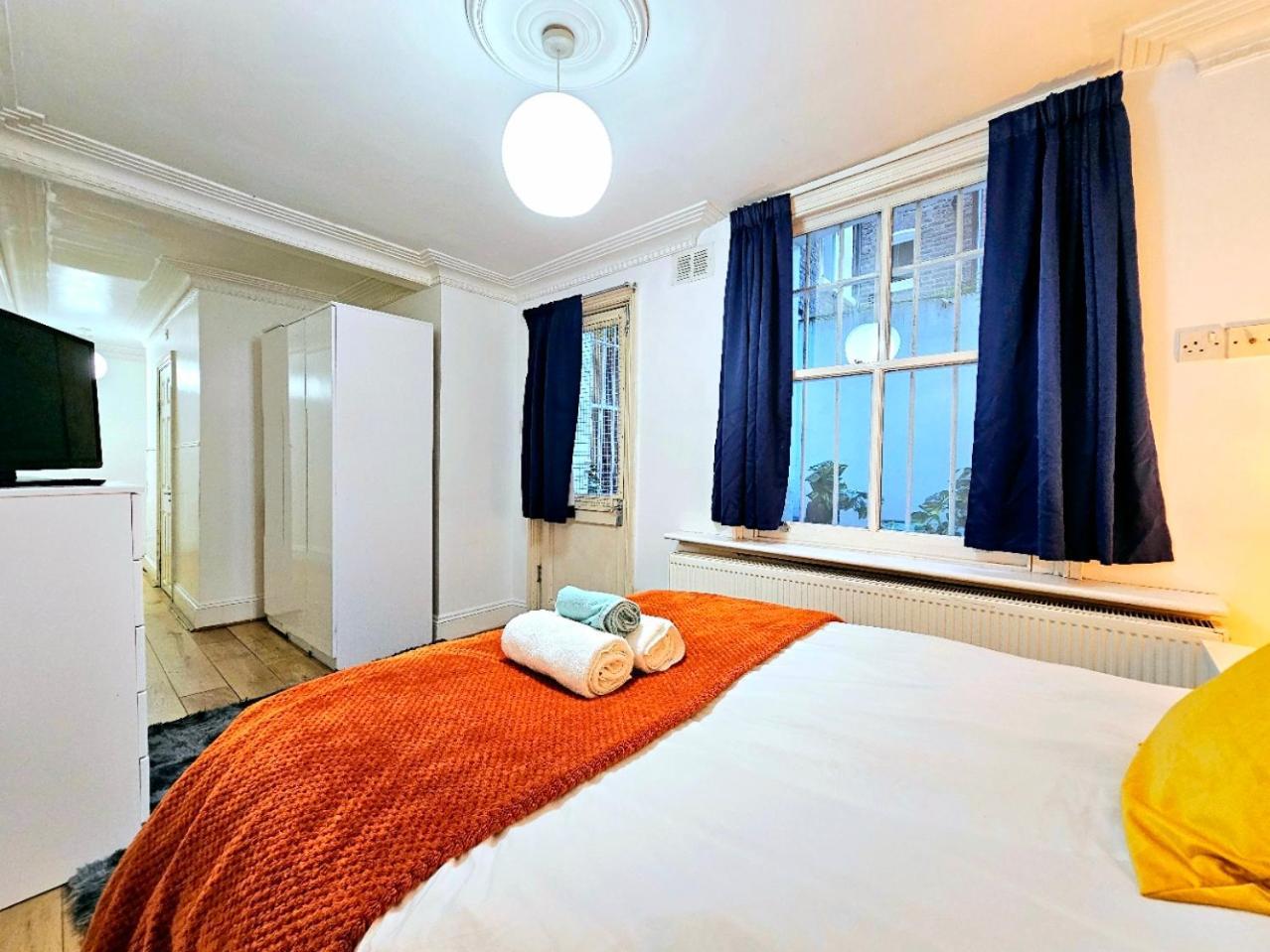 Spacious & Cosy 2 Bedroom 2 Sofa-beds With Private Entrance And Back Patio, 3 Min Walk To Earl's Court Station Apartment *
