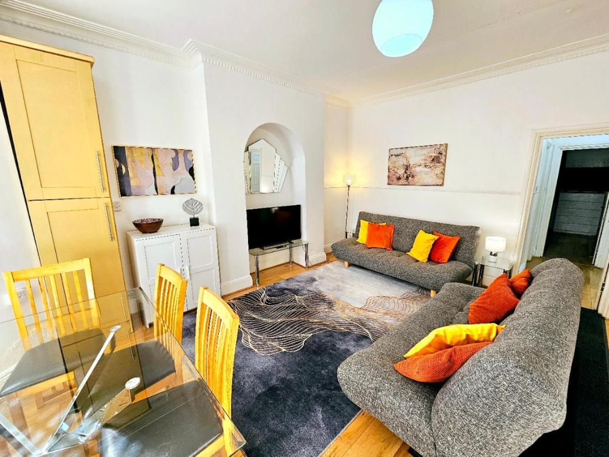 Spacious & Cosy 2 Bedroom 2 Sofa-beds With Private Entrance And Back Patio, 3 Min Walk To Earl's Court Station Apartment London