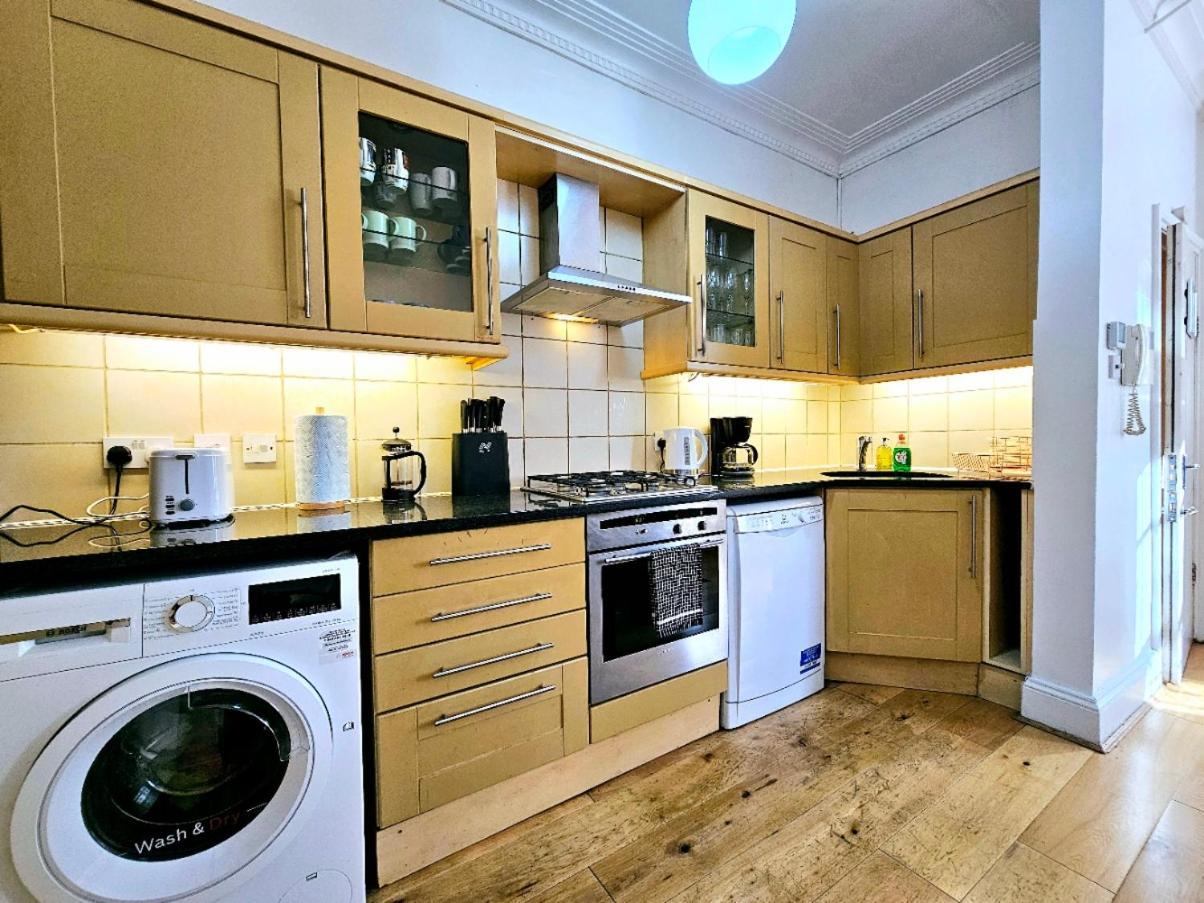 Apartment Spacious & Cosy 2 Bedroom 2 Sofa-beds With Private Entrance And Back Patio, 3 Min Walk To Earl's Court Station London