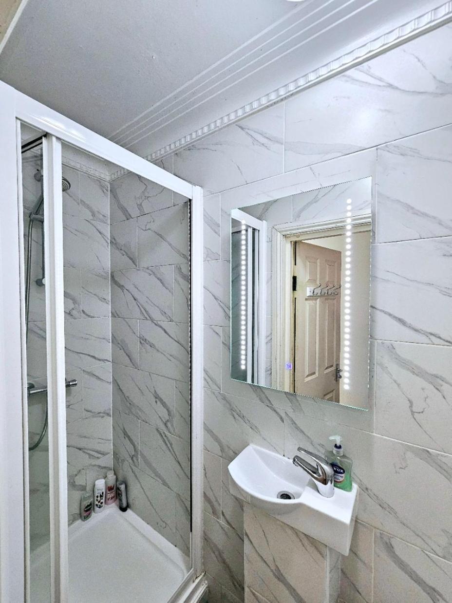 Spacious & Cosy 2 Bedroom 2 Sofa-beds With Private Entrance And Back Patio, 3 Min Walk To Earl's Court Station *