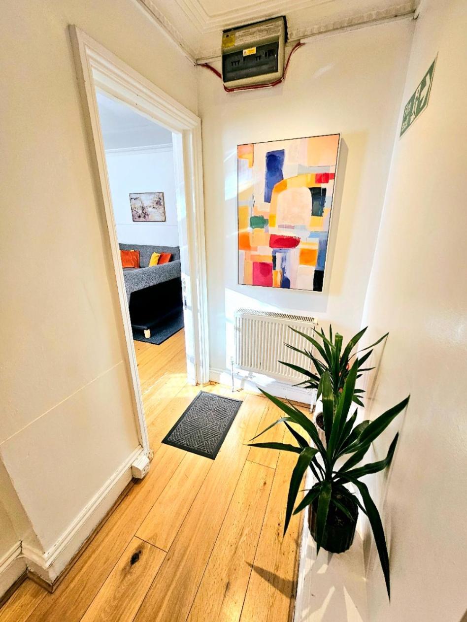 Spacious & Cosy 2 Bedroom 2 Sofa-beds With Private Entrance And Back Patio, 3 Min Walk To Earl's Court Station London