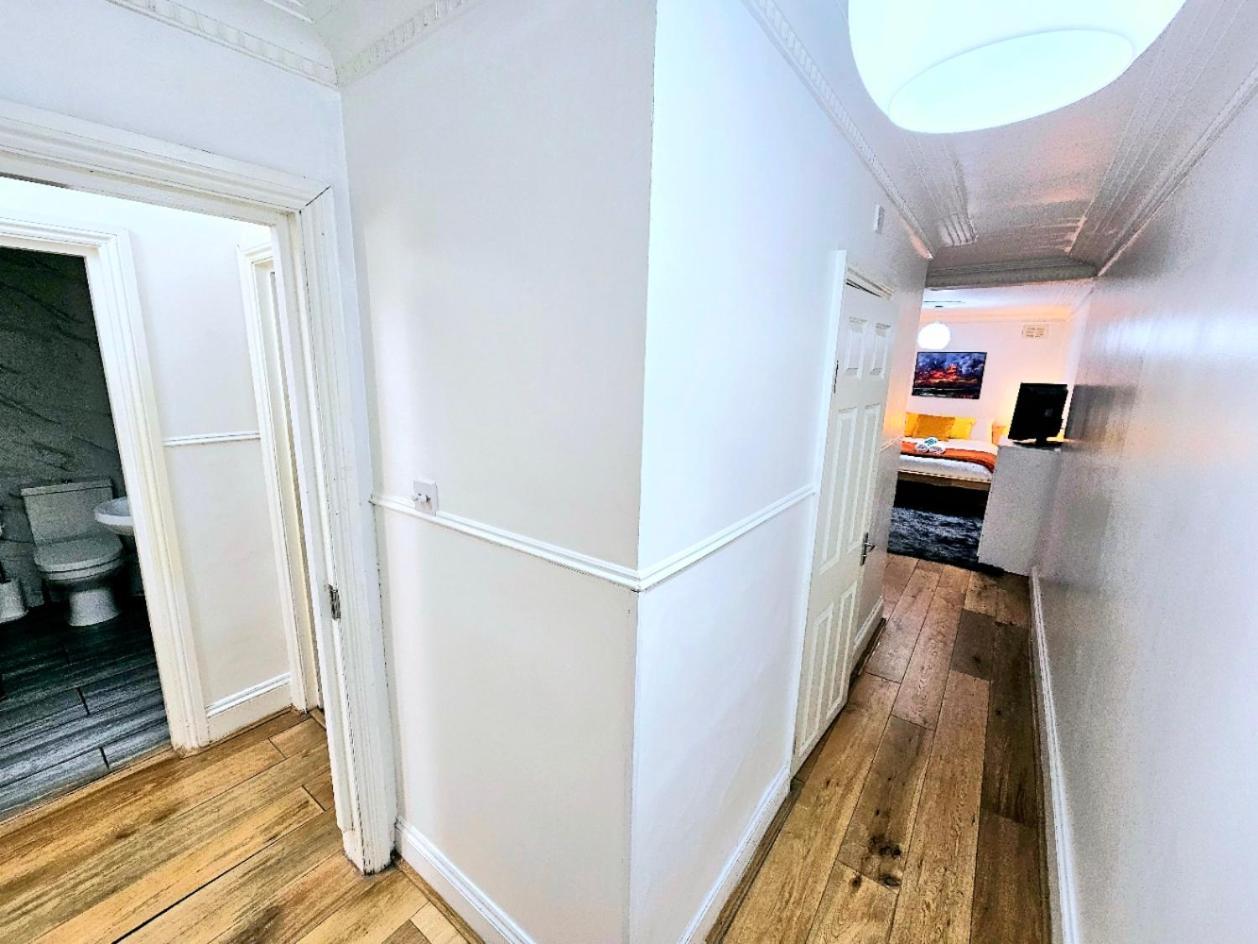 Spacious & Cosy 2 Bedroom 2 Sofa-beds With Private Entrance And Back Patio, 3 Min Walk To Earl's Court Station * London