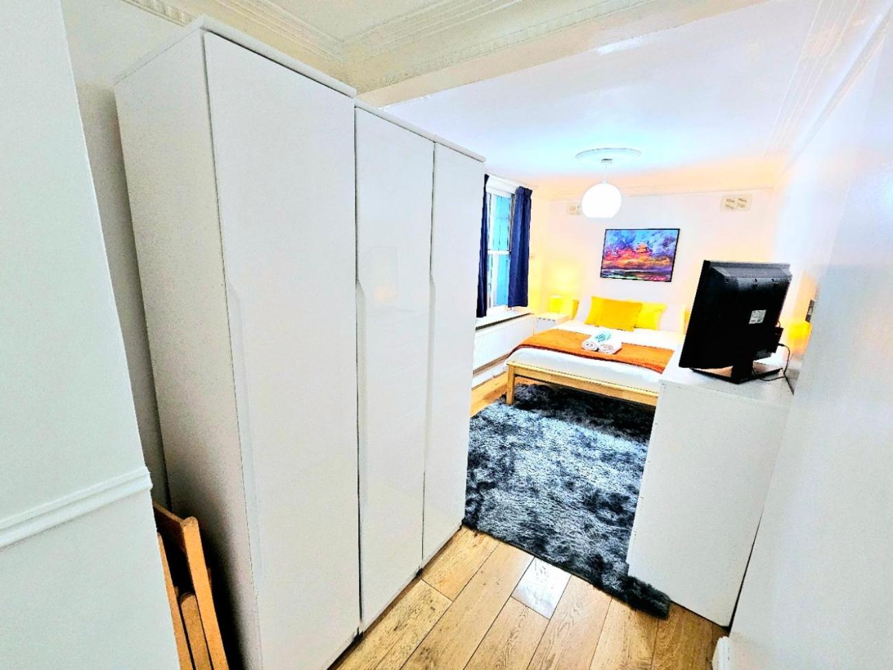 Spacious & Cosy 2 Bedroom 2 Sofa-beds With Private Entrance And Back Patio, 3 Min Walk To Earl's Court Station