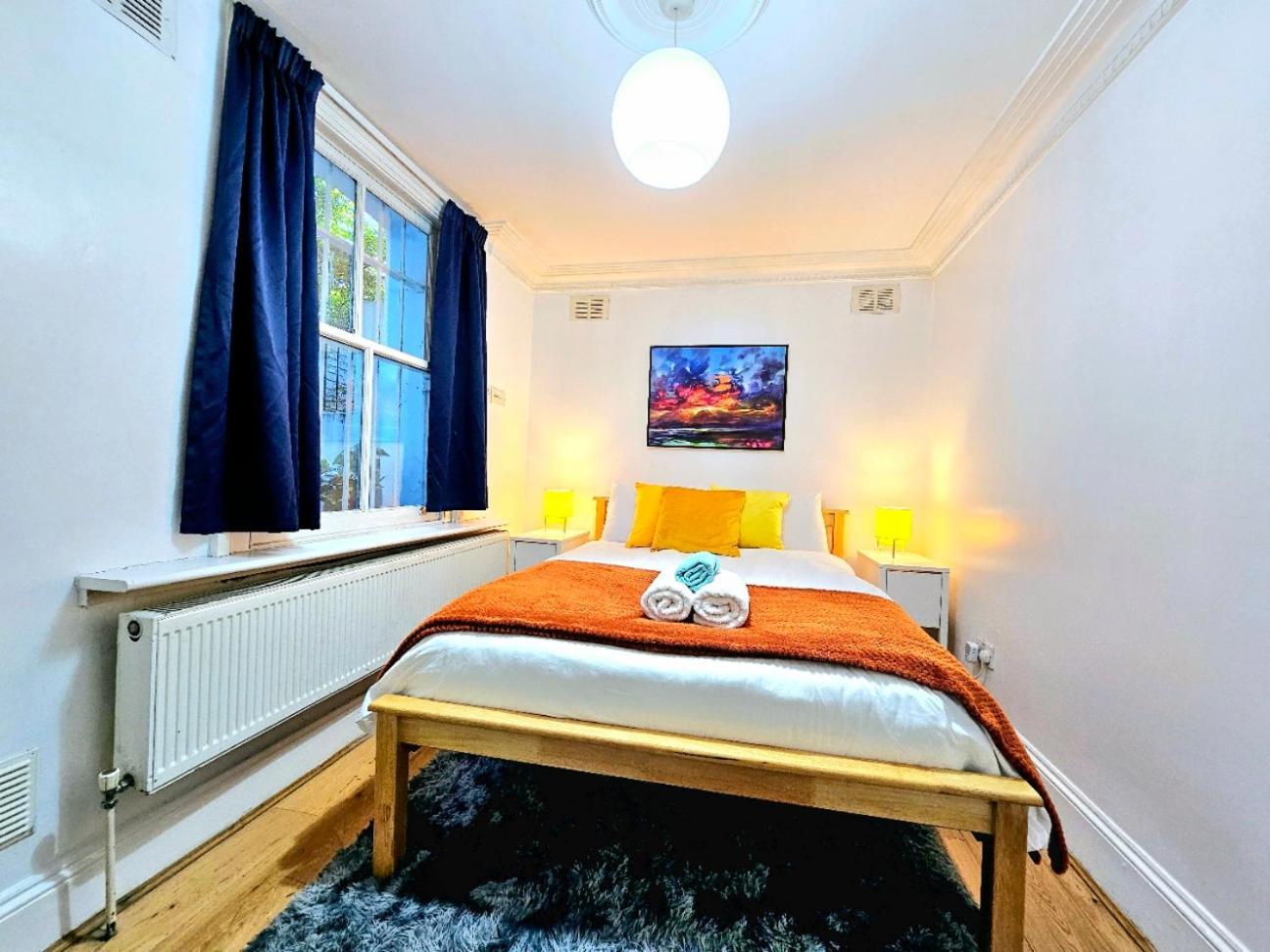 Spacious & Cosy 2 Bedroom 2 Sofa-beds With Private Entrance And Back Patio, 3 Min Walk To Earl's Court Station Apartment