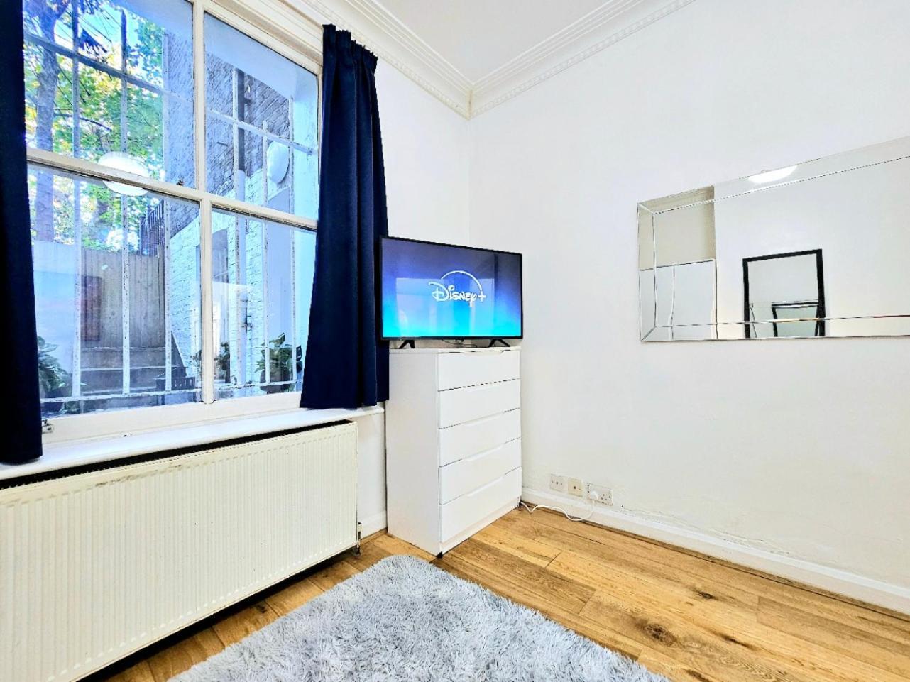 Spacious & Cosy 2 Bedroom 2 Sofa-beds With Private Entrance And Back Patio, 3 Min Walk To Earl's Court Station Apartment *