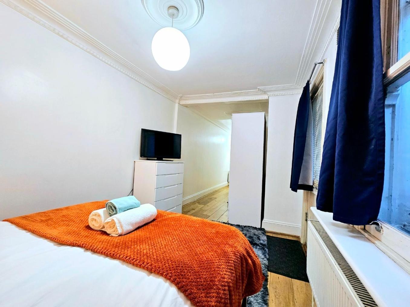 Apartment Spacious & Cosy 2 Bedroom 2 Sofa-beds With Private Entrance And Back Patio, 3 Min Walk To Earl's Court Station *