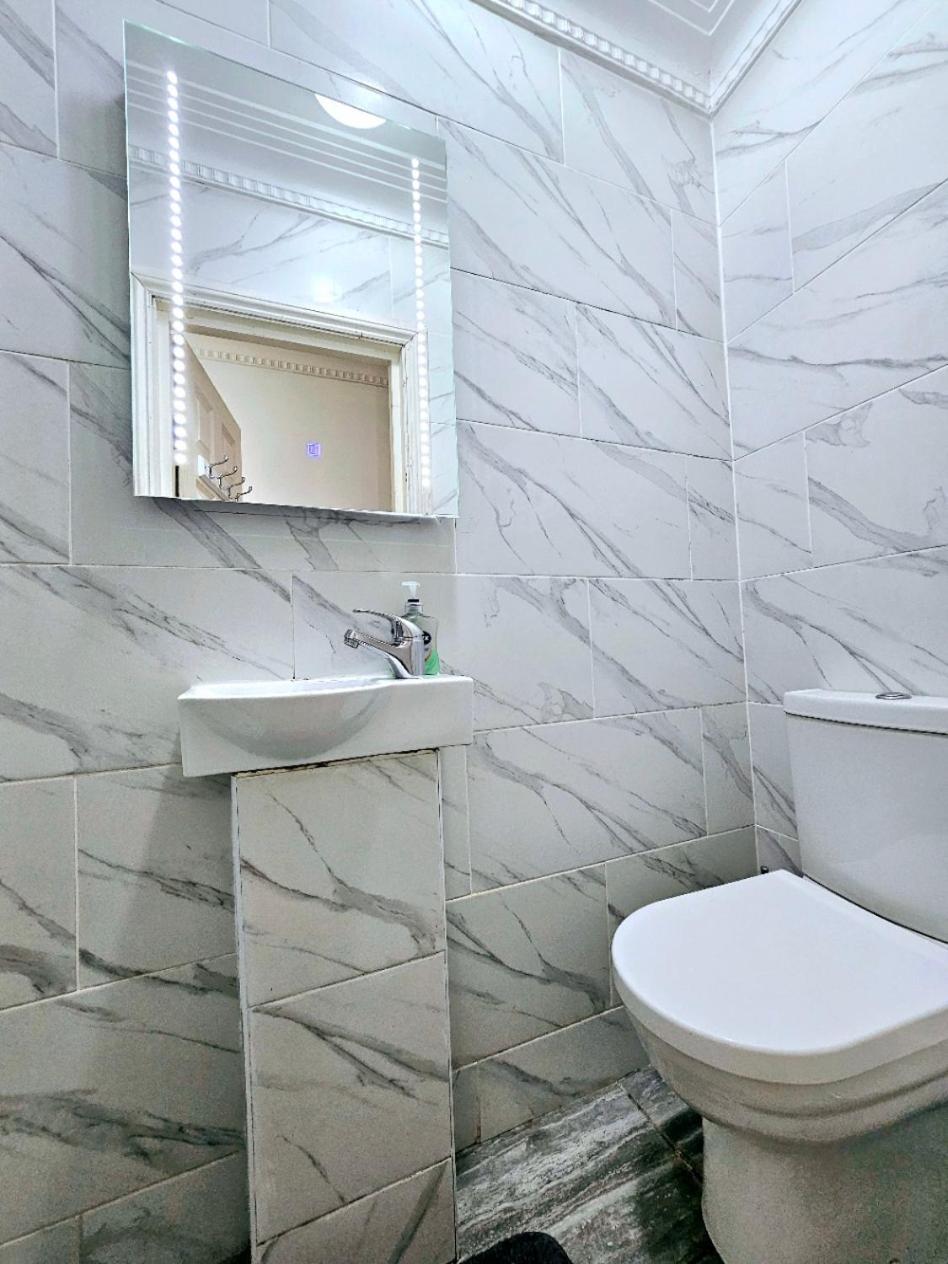 Spacious & Cosy 2 Bedroom 2 Sofa-beds With Private Entrance And Back Patio, 3 Min Walk To Earl's Court Station Apartment London