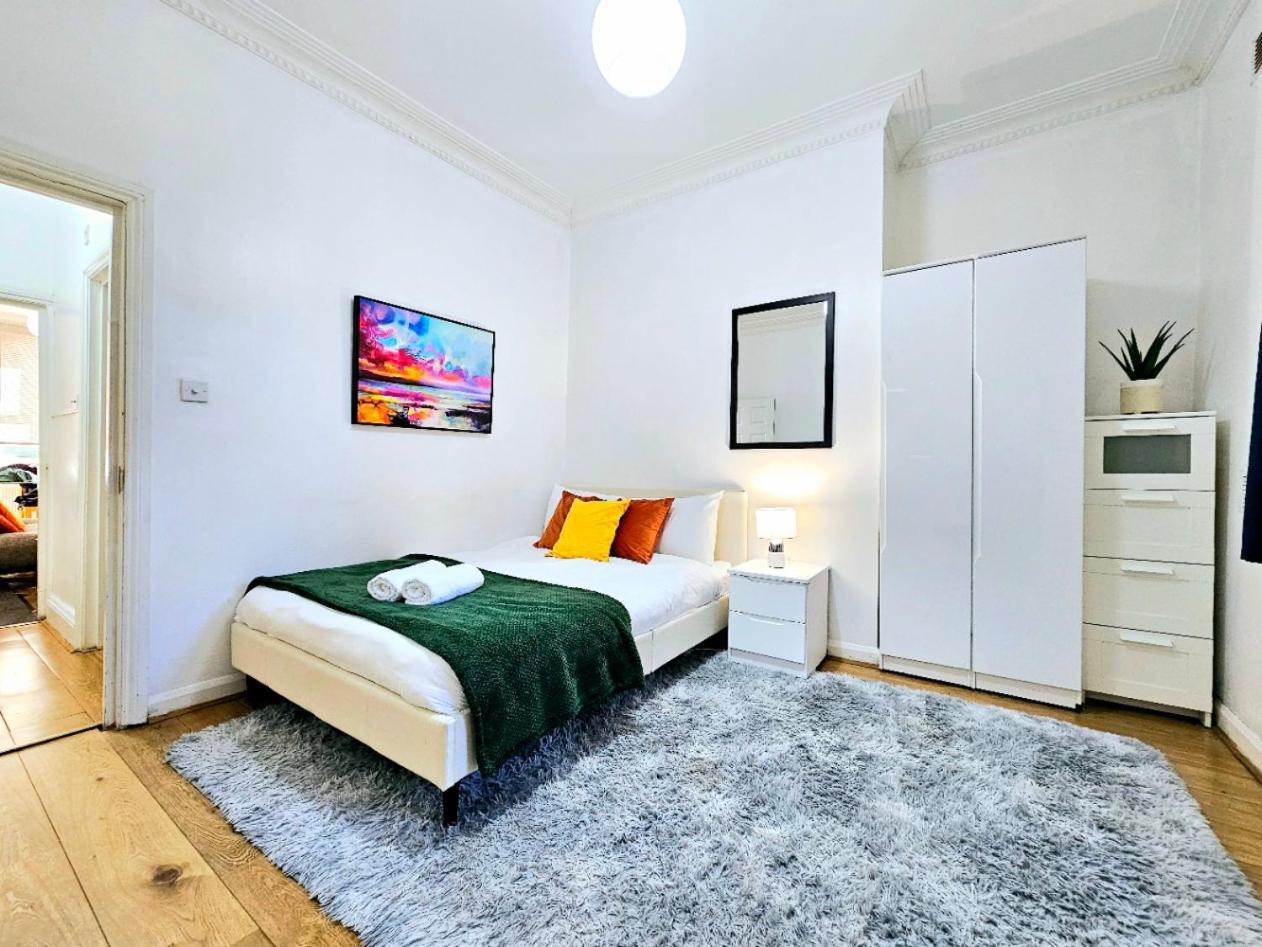 Spacious & Cosy 2 Bedroom 2 Sofa-beds With Private Entrance And Back Patio, 3 Min Walk To Earl's Court Station *