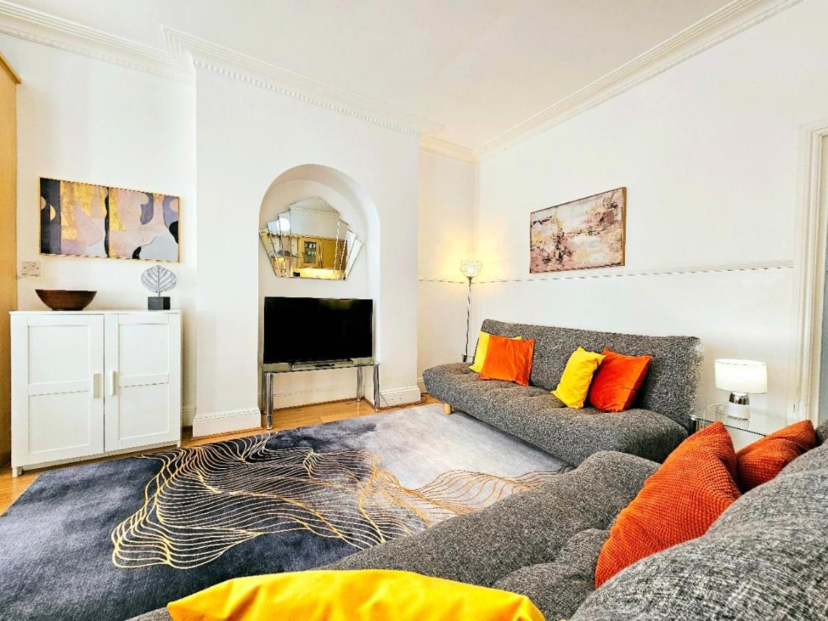 Spacious & Cosy 2 Bedroom 2 Sofa-beds With Private Entrance And Back Patio, 3 Min Walk To Earl's Court Station * London