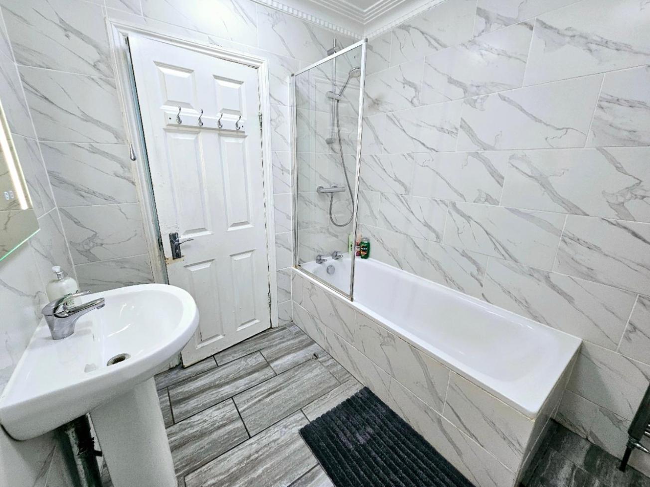 Spacious & Cosy 2 Bedroom 2 Sofa-beds With Private Entrance And Back Patio, 3 Min Walk To Earl's Court Station