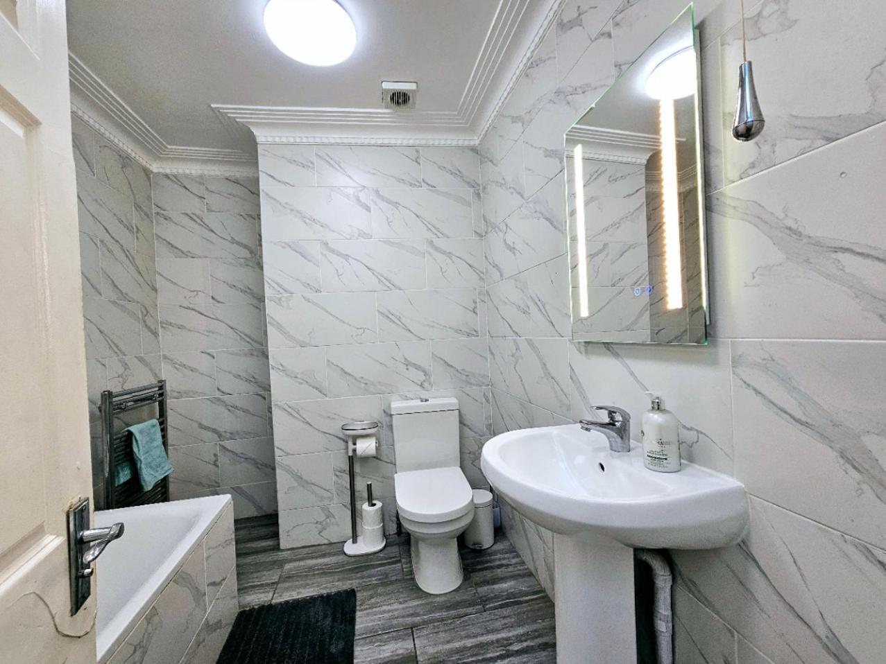 Spacious & Cosy 2 Bedroom 2 Sofa-beds With Private Entrance And Back Patio, 3 Min Walk To Earl's Court Station Apartment *