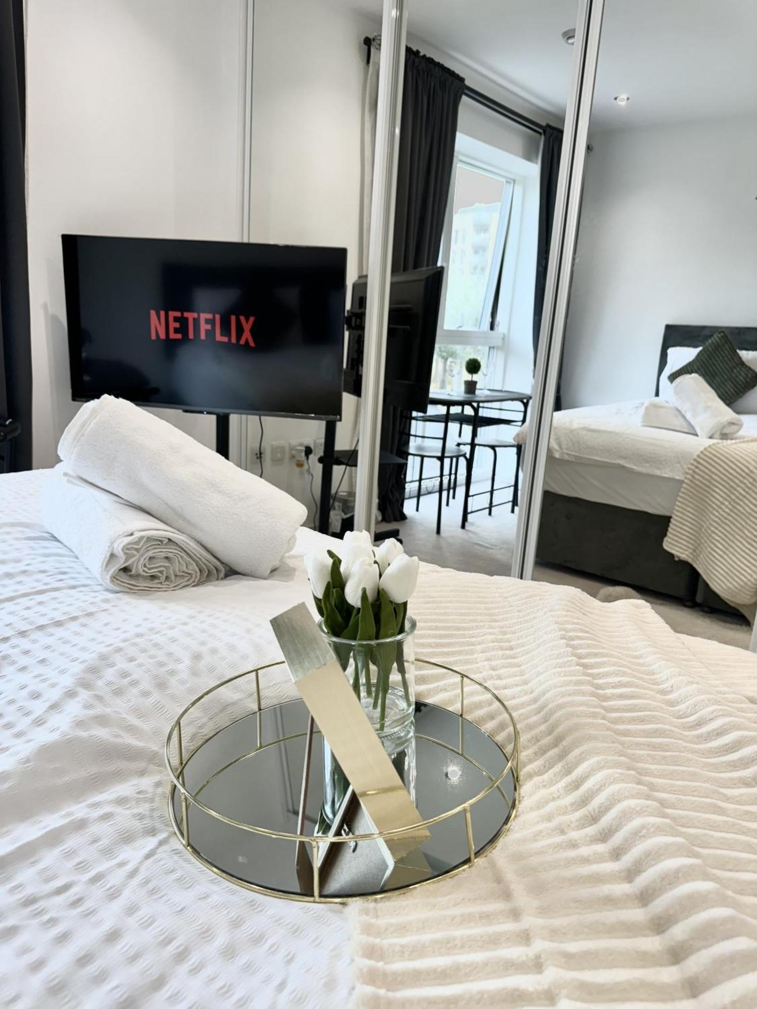 Kayz Lodge- Luxury Ensuite-private & Shared In A New House At The Olympic Village Overlooking Stratford Westfield And Tube Station * Londra
