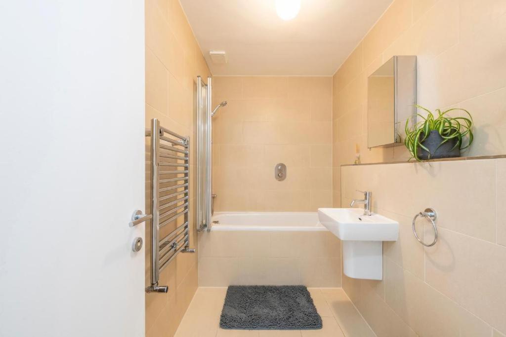 Apartment Luxury 4 Bedroom Flat With Stunning Shard View From Terrace In London! Next To Station, Sleeps 9 London