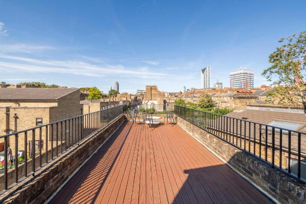 Luxury 4 Bedroom Flat With Stunning Shard View From Terrace In London! Next To Station, Sleeps 9 Apartment