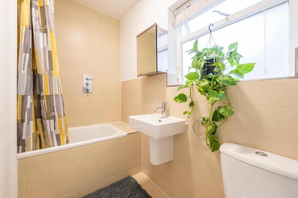 Luxury 4 Bedroom Flat With Stunning Shard View From Terrace In London! Next To Station, Sleeps 9