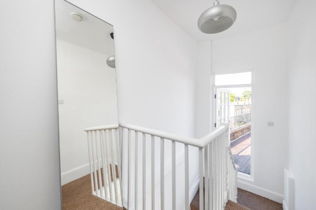 Luxury 4 Bedroom Flat With Stunning Shard View From Terrace In London! Next To Station, Sleeps 9 *