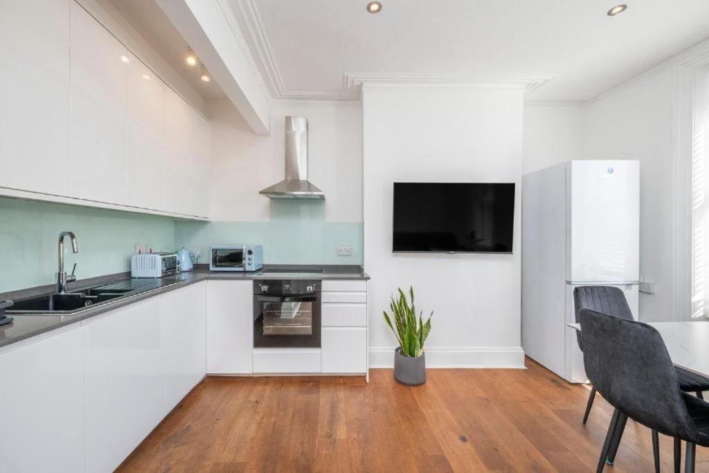 Apartment Luxury 4 Bedroom Flat With Stunning Shard View From Terrace In London! Next To Station, Sleeps 9