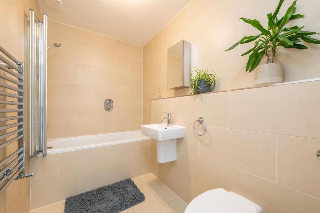 Apartment Luxury 4 Bedroom Flat With Stunning Shard View From Terrace In London! Next To Station, Sleeps 9 London