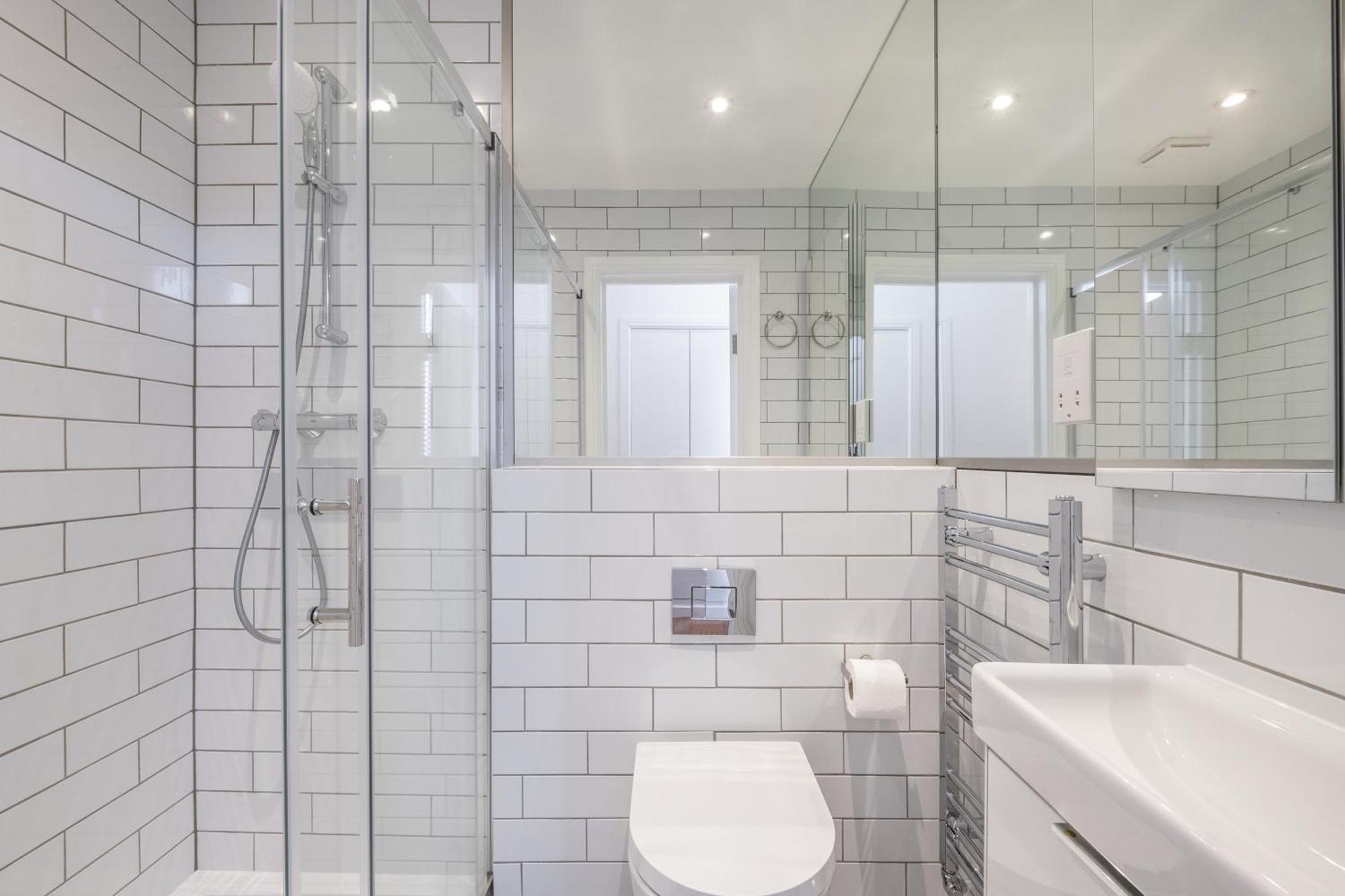 Luxury 4 Bedroom Flat With Stunning Shard View From Terrace In London! Next To Station, Sleeps 9 Apartment London
