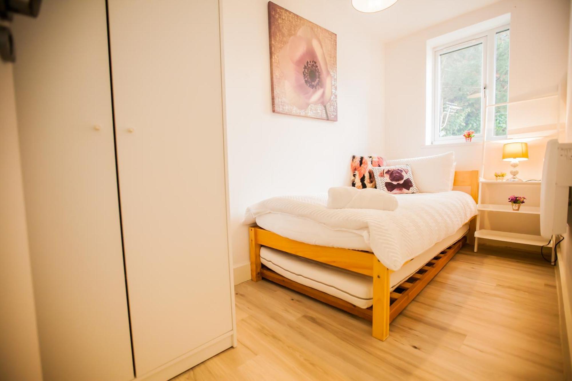 Leilighet Coombe Hill 2 Bedroom House & Parking London