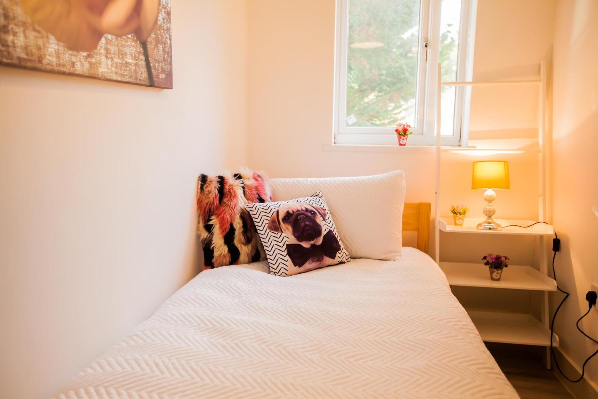 Coombe Hill 2 Bedroom House & Parking Leilighet
