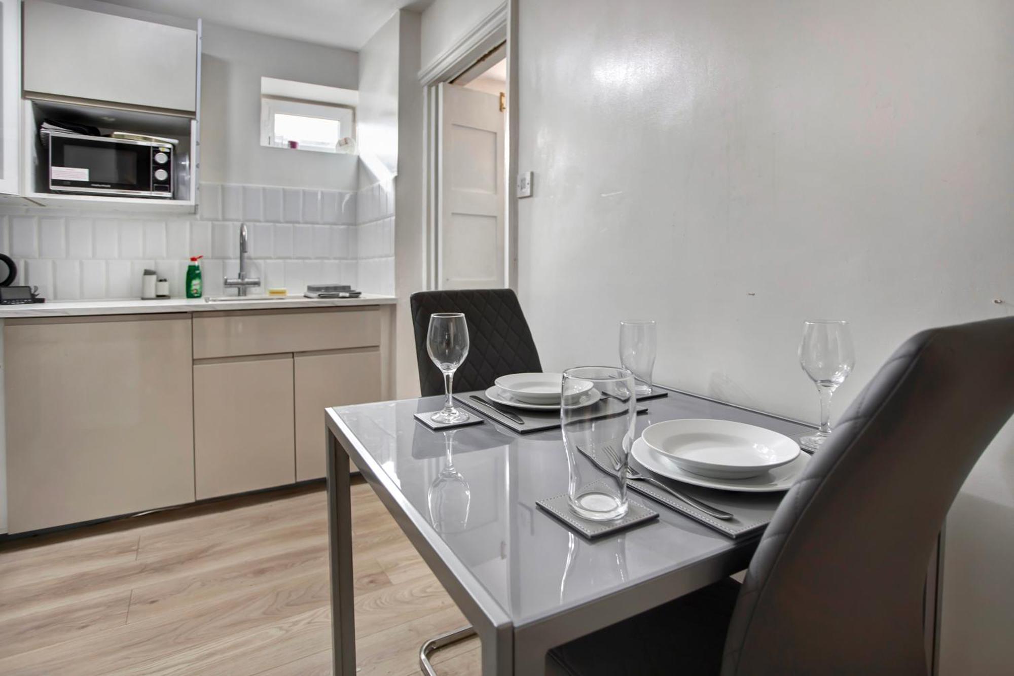 Cozy 3-bed House Near Lcy & Excel Ideal For Groups & Families Vakantiehuis Londen