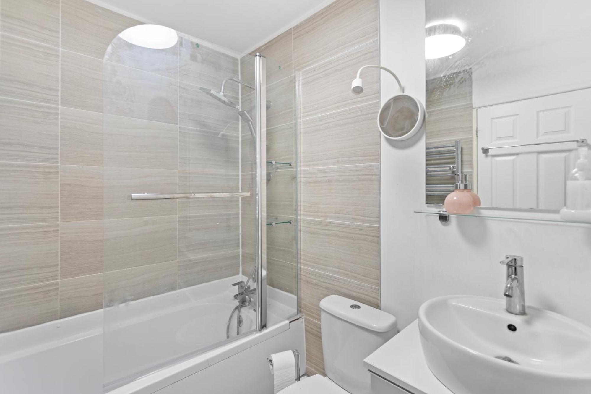 Vakantiehuis Cozy 3-bed House Near Lcy & Excel Ideal For Groups & Families Londen