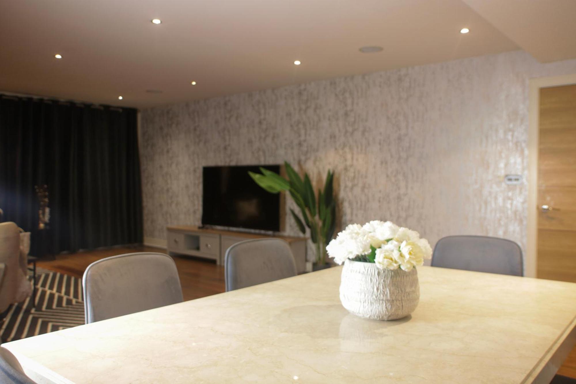 Striking In The Heart Of Chelsea Apartment London