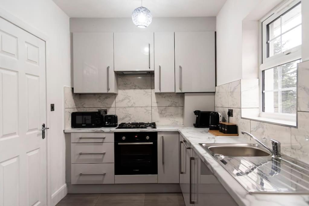 Smart Modern, Split Level Flat, Free Parking * Londen