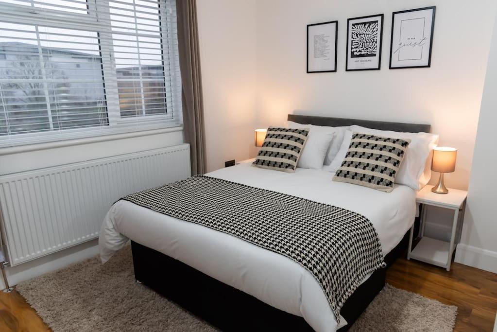 Smart Modern, Split Level Flat, Free Parking Appartement Londen