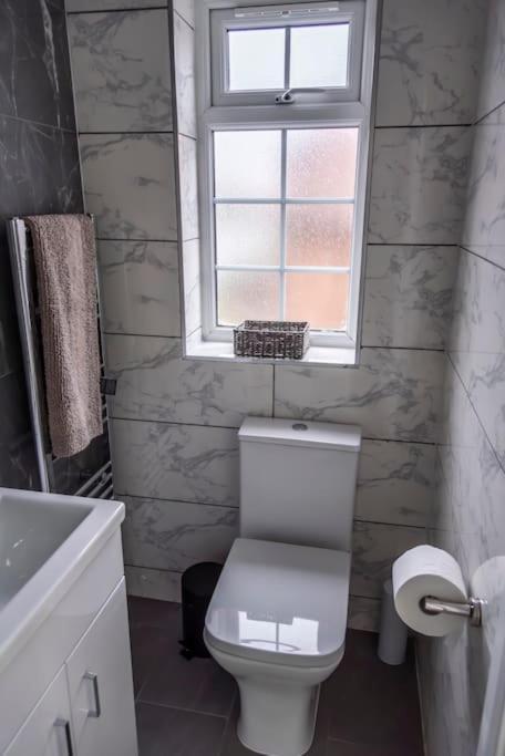 Smart Modern, Split Level Flat, Free Parking Appartement Londen