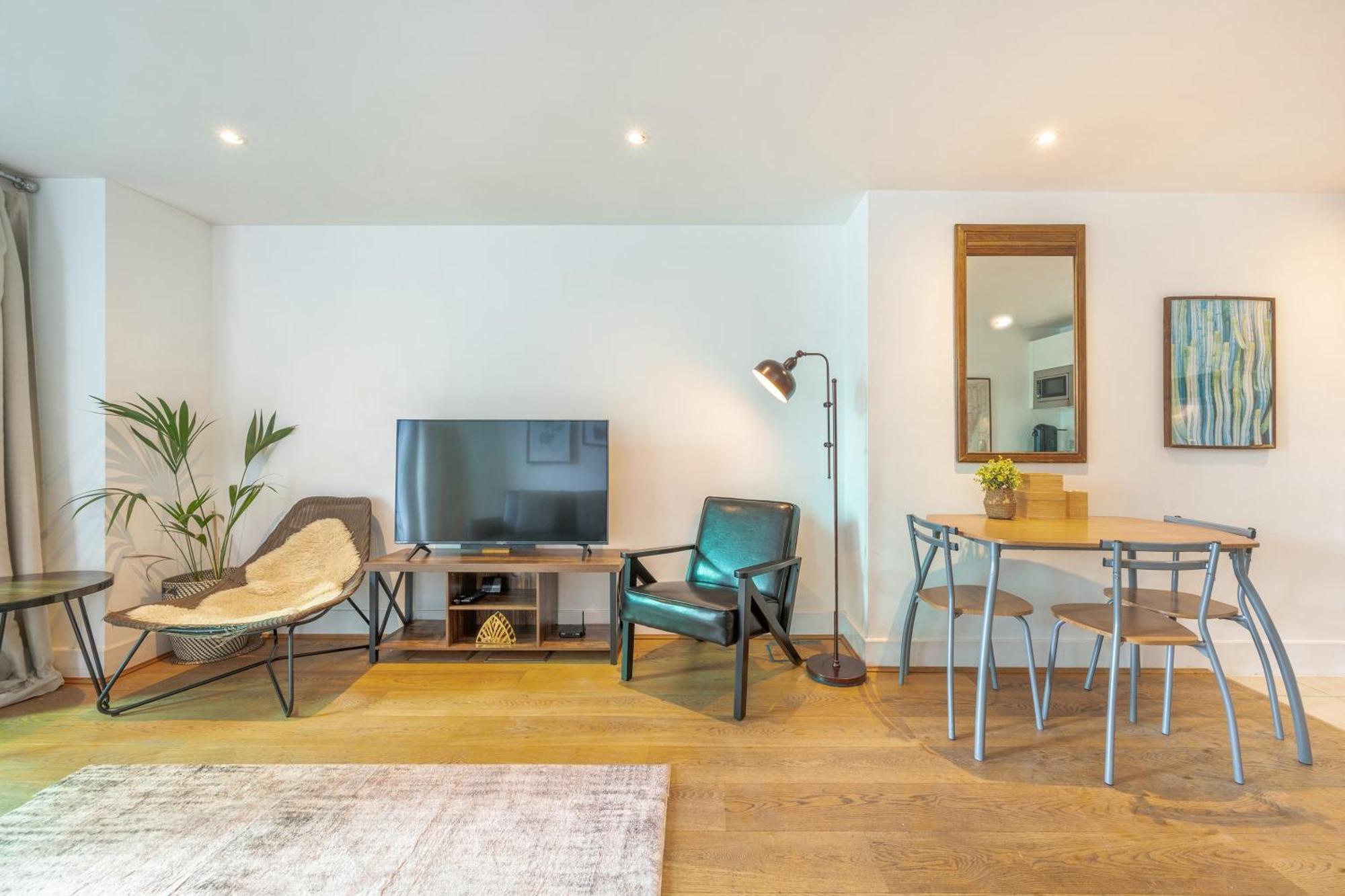 Apartment Riverside Balcony Apartments, 10 Minutes From Oxford Circus *