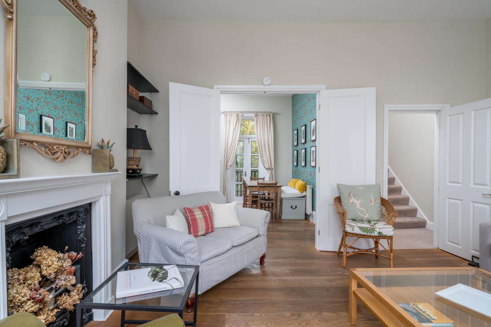 Spacious Flat Near Victoria And Warwick Square Londra
