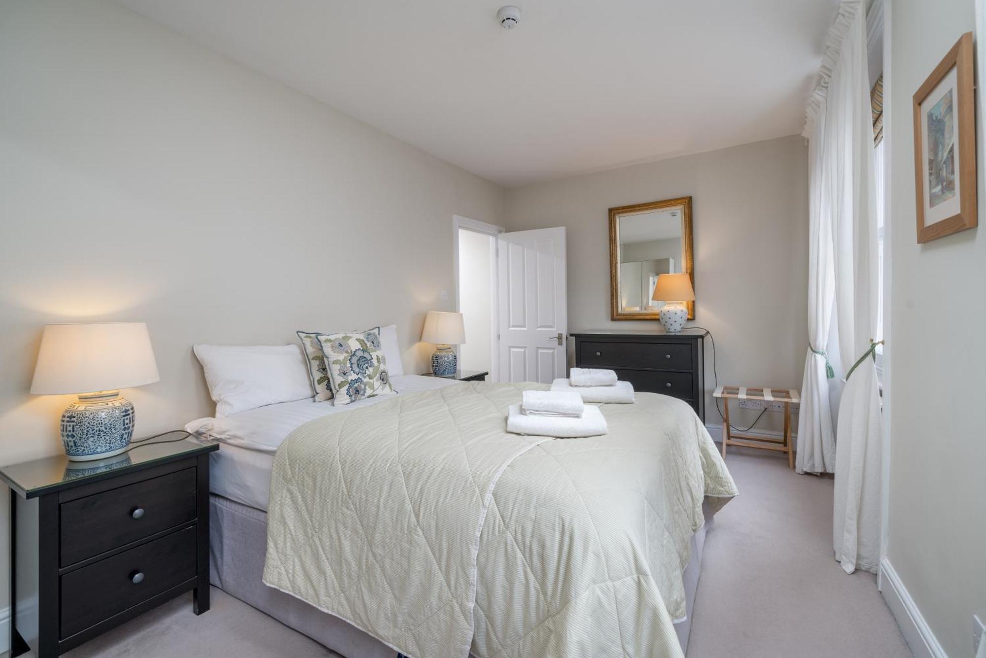 Spacious Flat Near Victoria And Warwick Square Londra