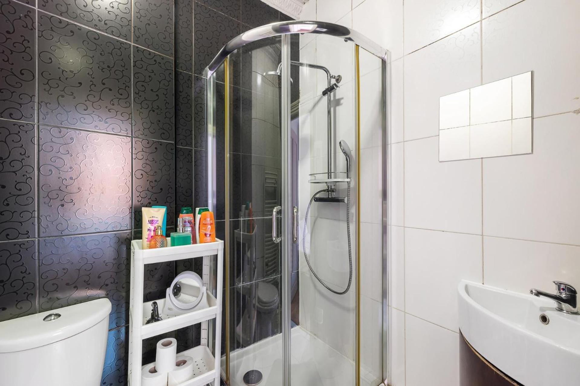 Flat Offers Superb Transport Connections * Londen