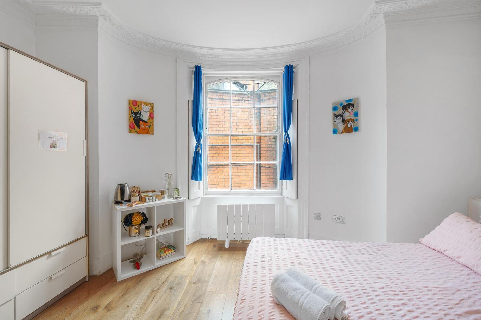 Flat Offers Superb Transport Connections * Londen