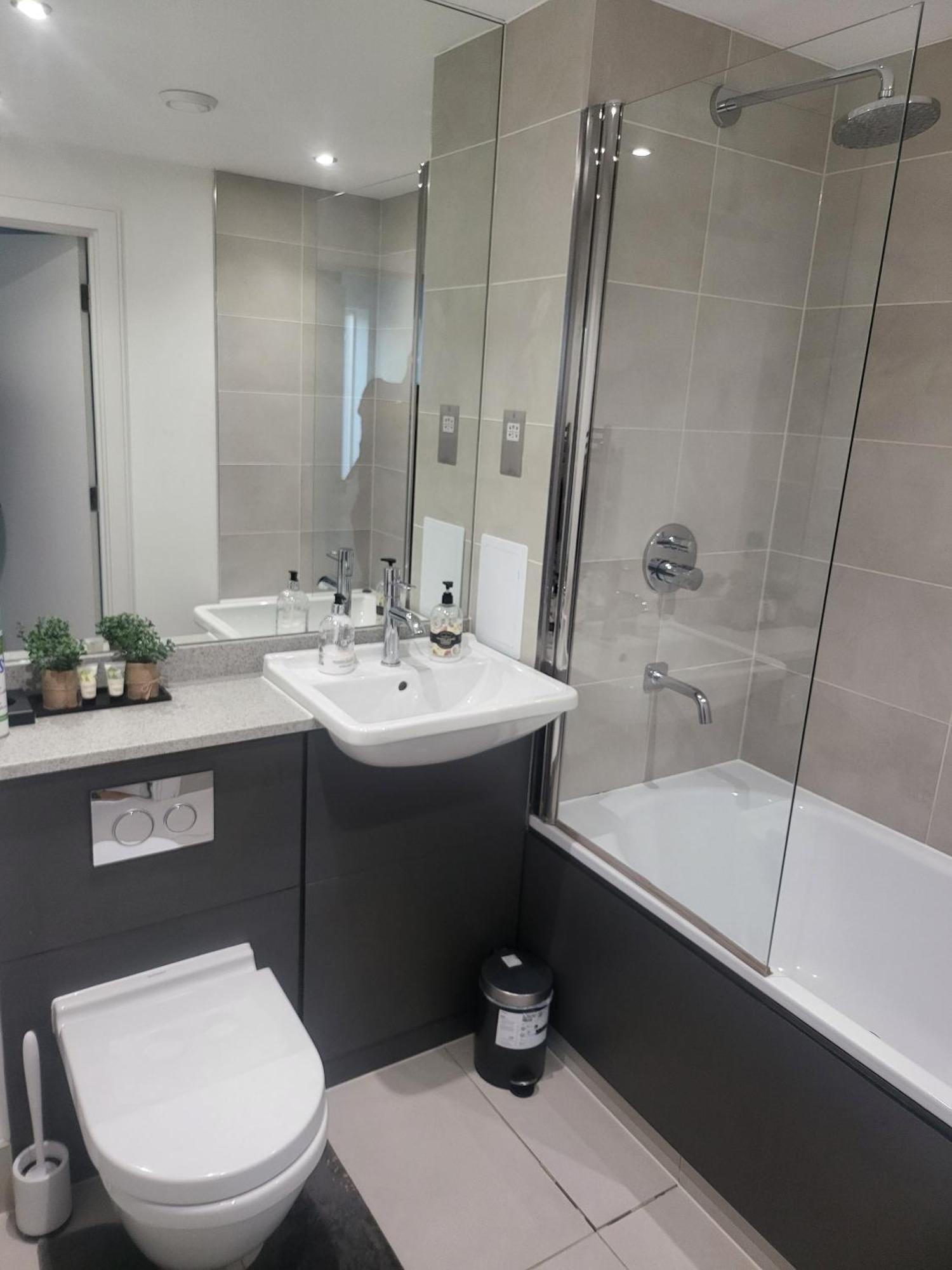 Lodge Kayz Lodge- Luxury Ensuite-private & Shared In A New House At The Olympic Village Overlooking Stratford Westfield And Tube Station Londra