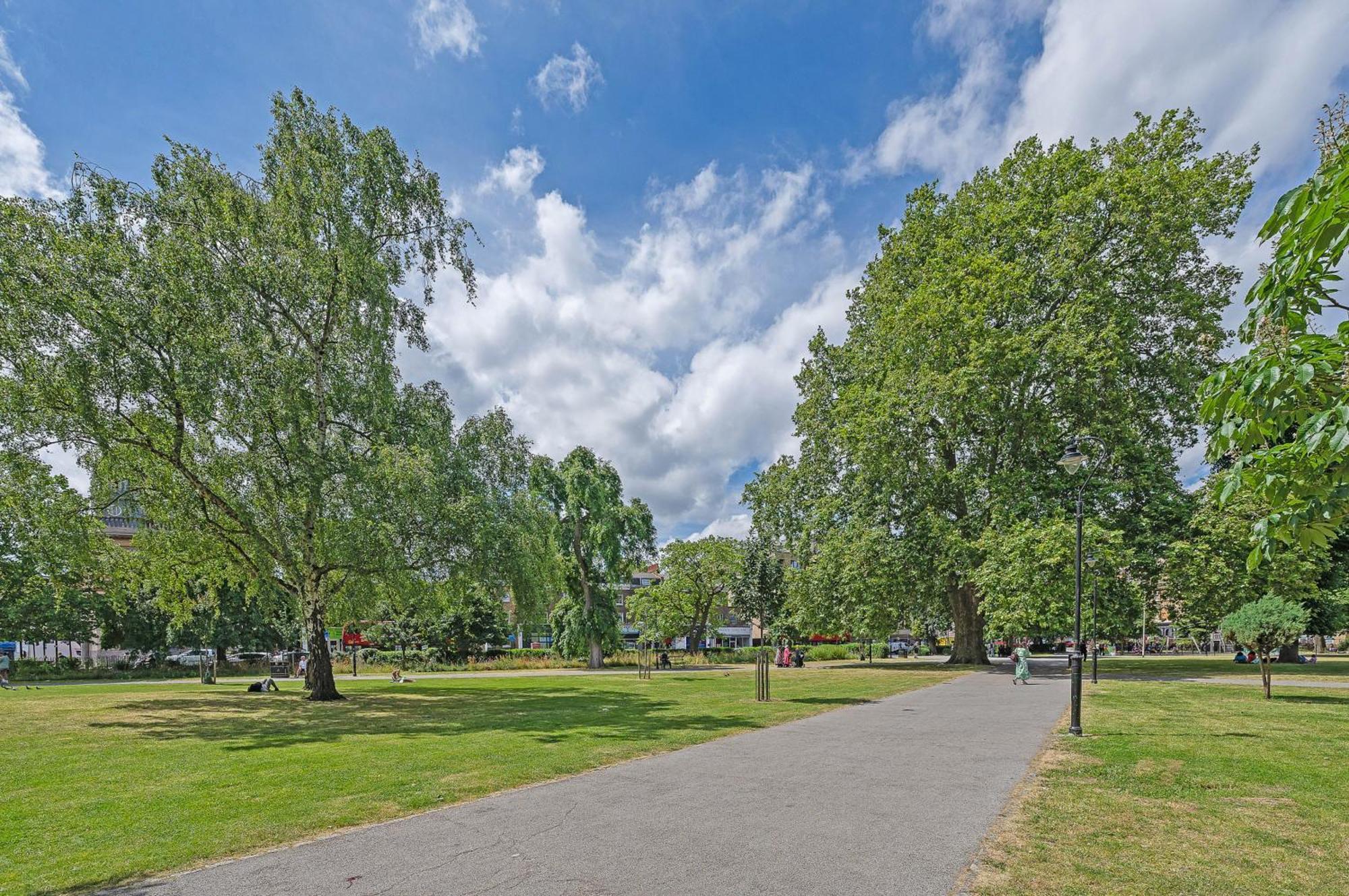 Flat Offers Superb Transport Connections Appartement