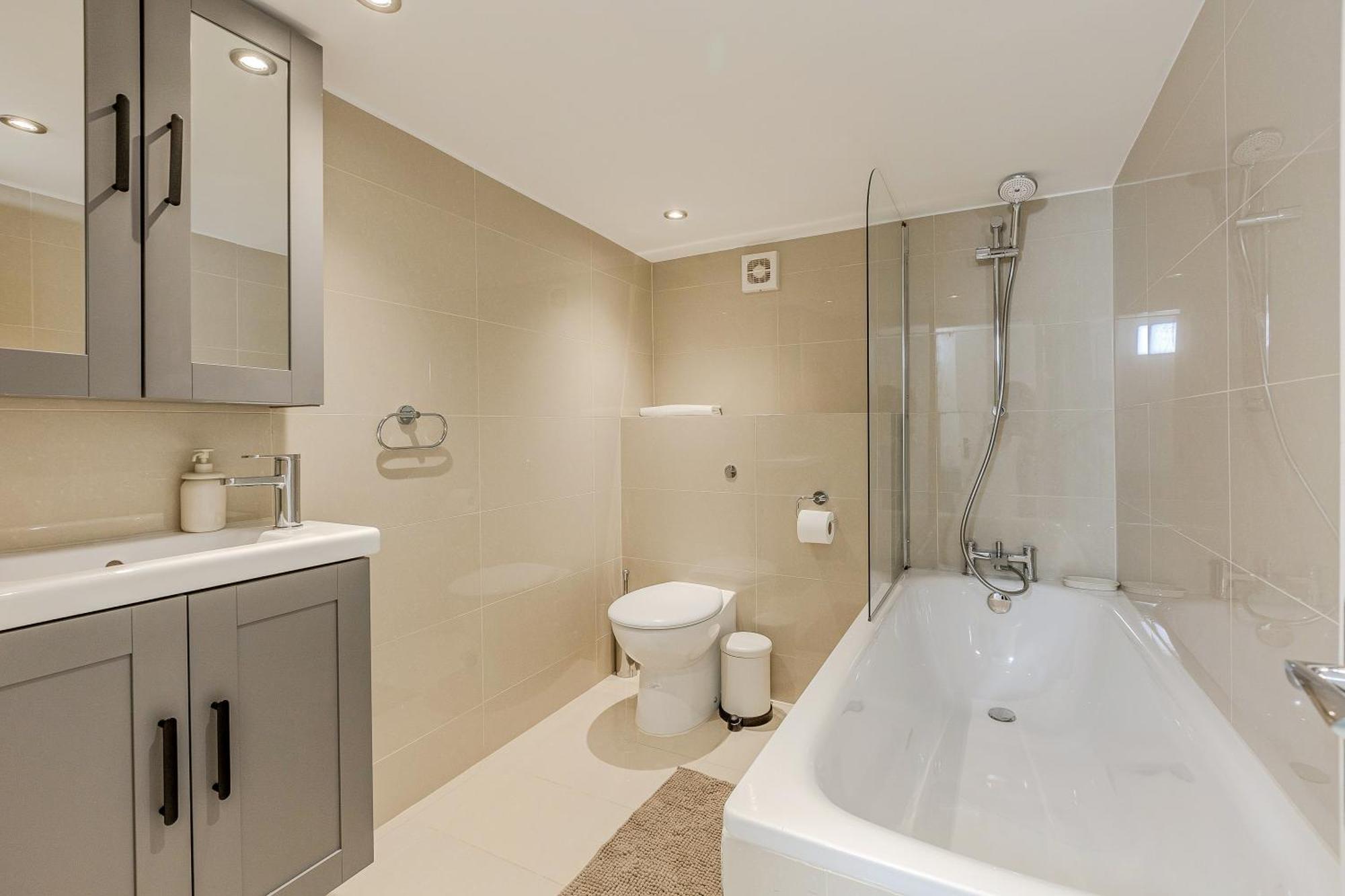 3br 3lvl Flat In Camden, 5 Mins Camden Town Tube * London