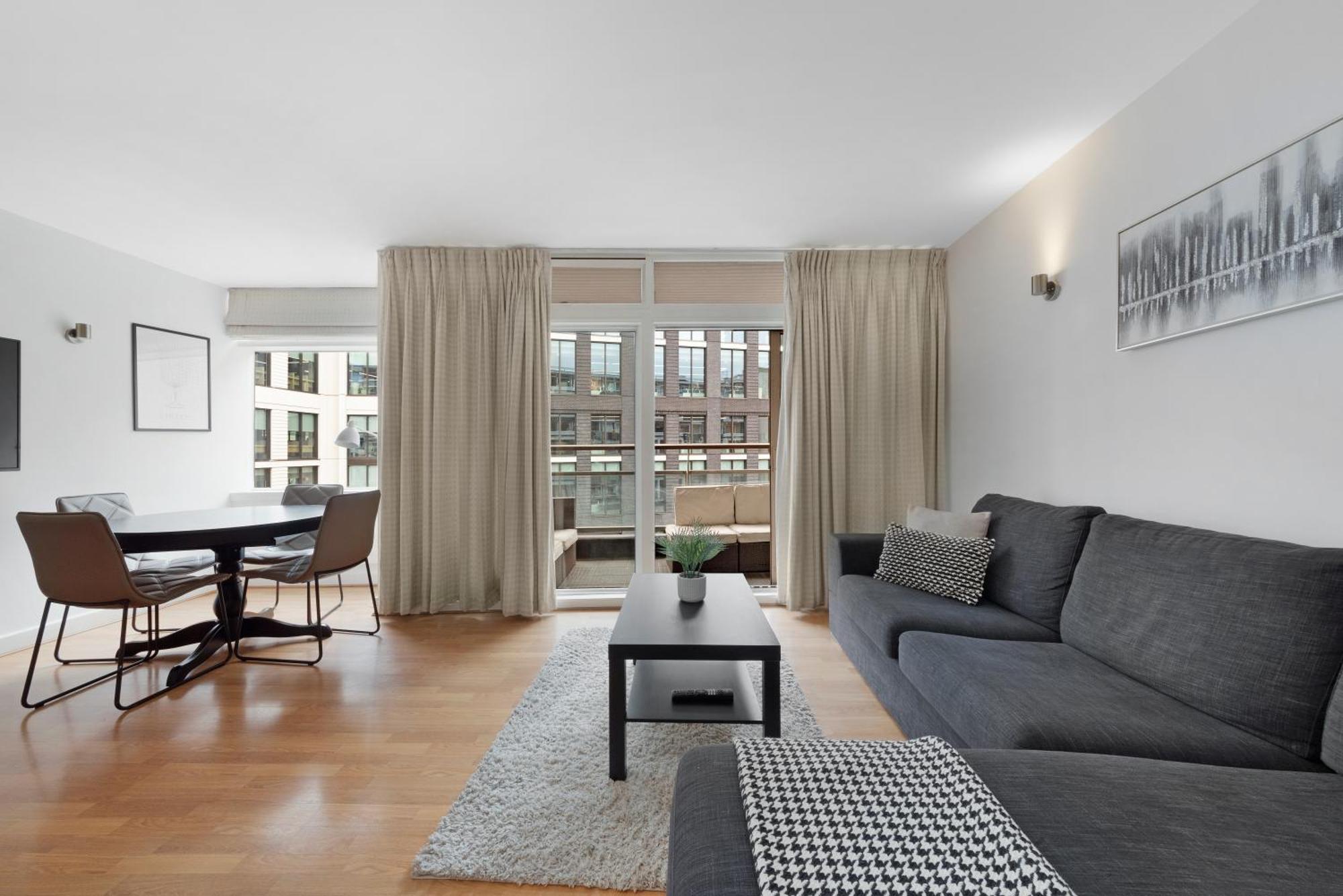 2 Bed Apartment- London- Lift & Balcony Leilighet