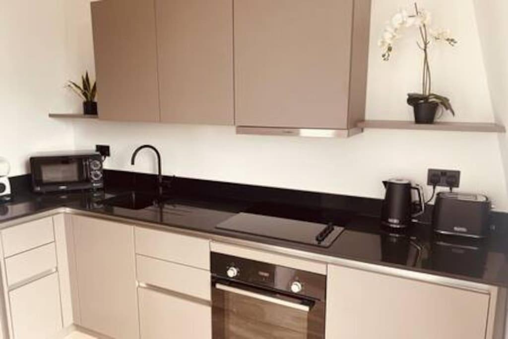 New 1 Bed Flat With Terrace * Londen