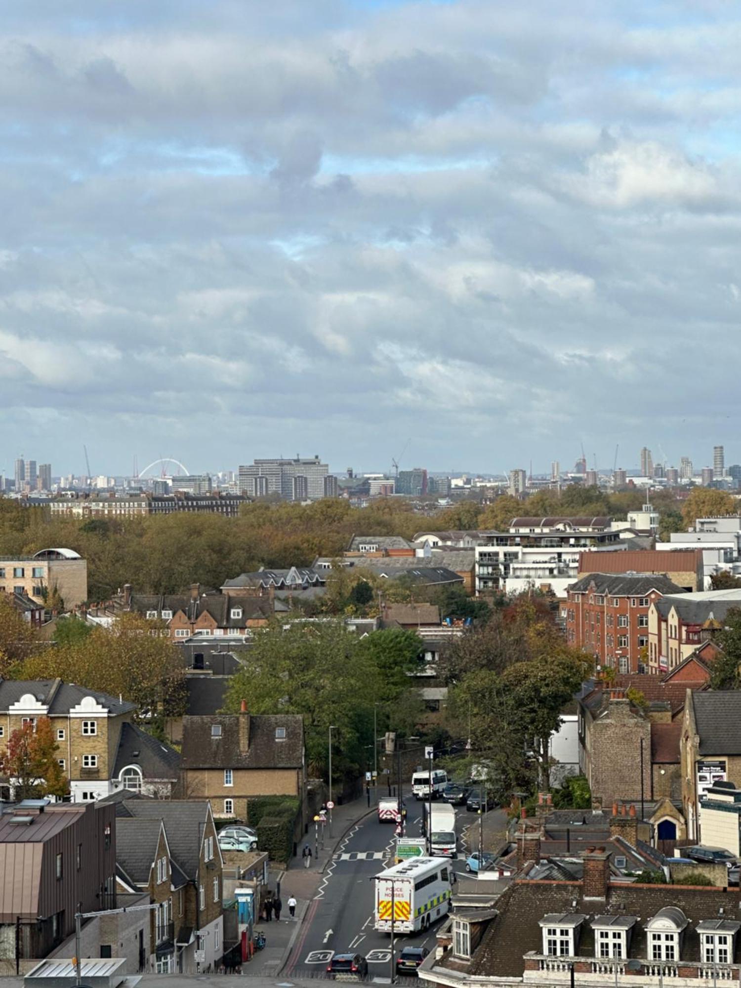 Chic 2-bedroom With Stunning Views In Leilighet London
