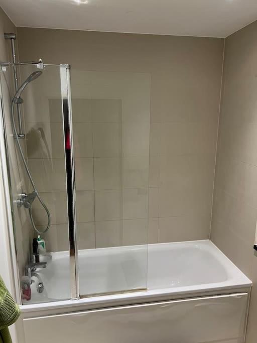 Appartement Modern, Luxurious 1 Next To Station, Few Stops Away From Londen