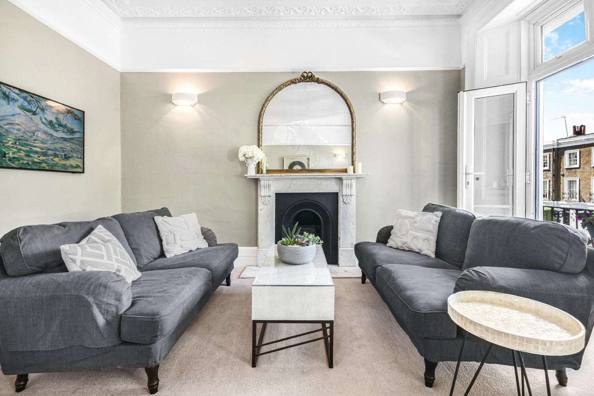 Lovely Large 1 Bed Renovated Flat W Balcony & 600mb Wifi * London