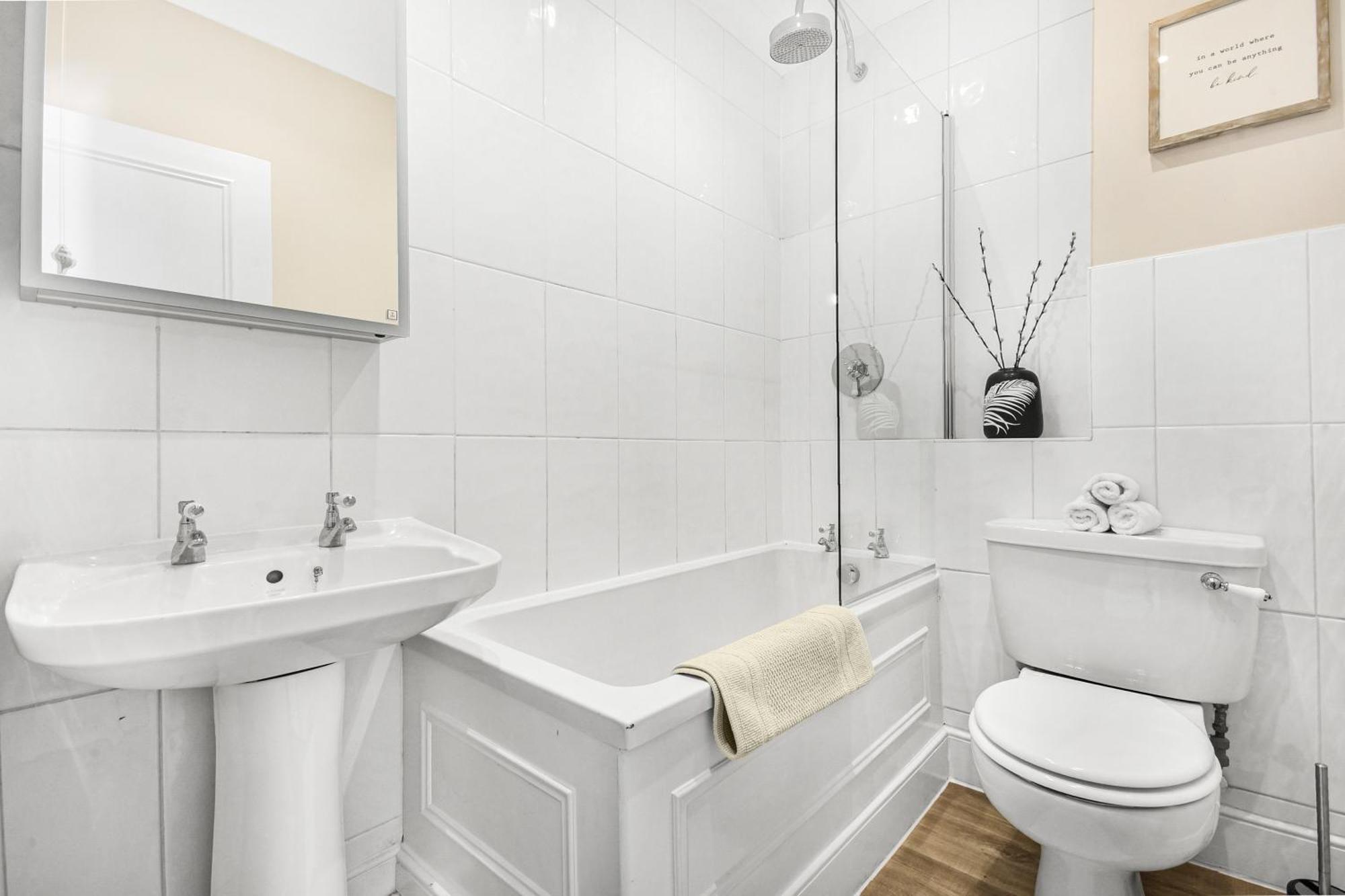Apartment Lovely Large 1 Bed Renovated Flat W Balcony & 600mb Wifi *