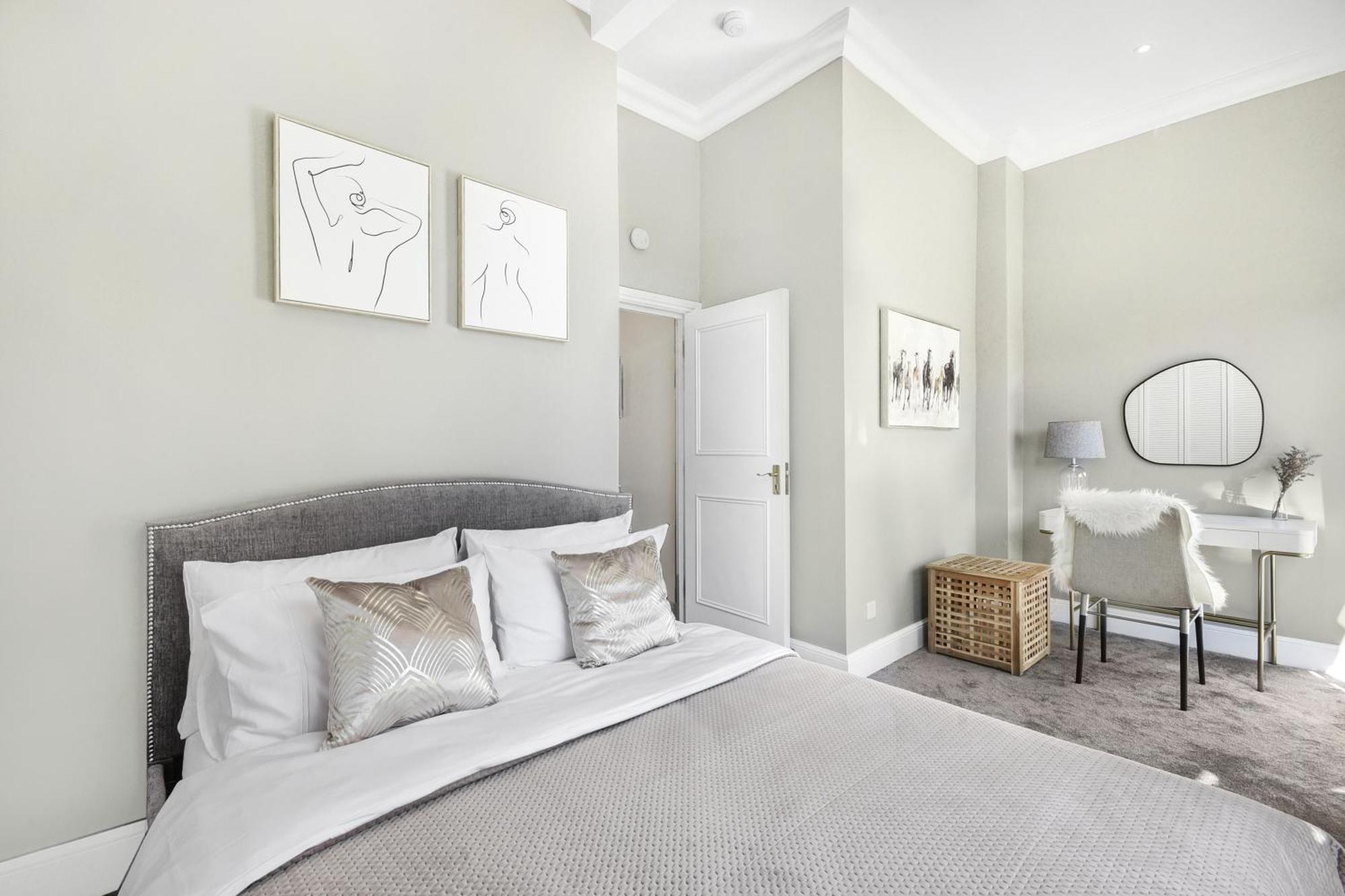 Lovely Large 1 Bed Renovated Flat W Balcony & 600mb Wifi Apartment