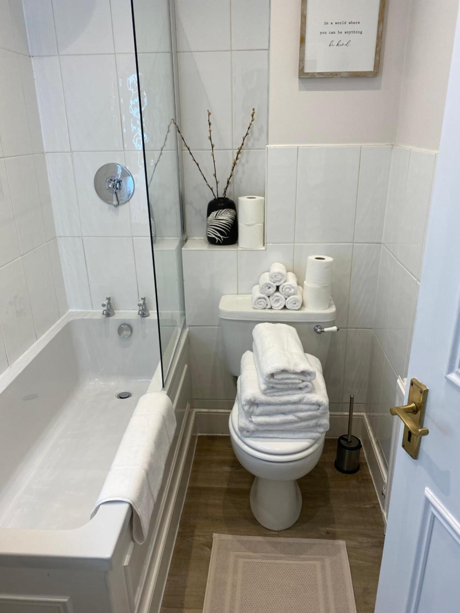 Lovely Large 1 Bed Renovated Flat W Balcony & 600mb Wifi Apartment *